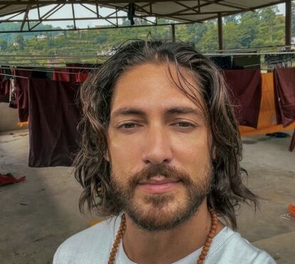 Comer, orar, amar. Sem luxos nem dinheiro, Ângelo Rodrigues está a viver como um monge num templo budista no Nepal