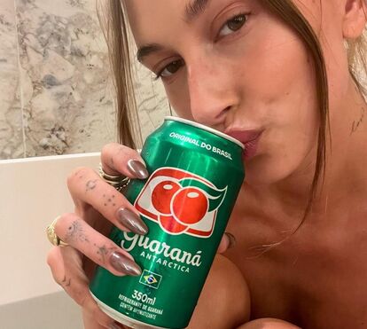 Feijoada, pão de queijo e brigadeiros. Hailey Bieber mostra o lado mais brasileiro