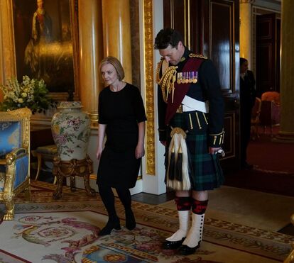 A alegria dos britânicos: o guarda-costas de Carlos III está a arrancar suspiros