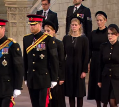 Todos juntos. Netos de Isabel II em raro momento público para homenagear a rainha