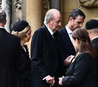 Funeral de Isabel II causa embaraço a rainha Letizia. obrigada a sentar-se ao lado do rei emérito, Juan Carlos