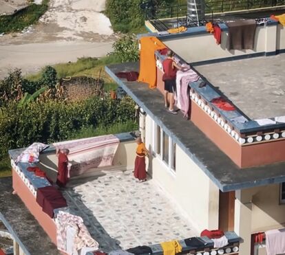 Comer, orar, amar. Sem luxos nem dinheiro, Ângelo Rodrigues está a viver como um monge num templo budista no Nepal