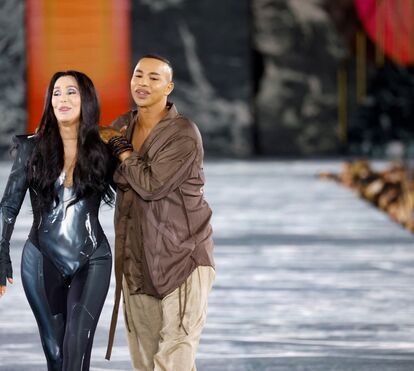 Cher desfila aos 76 anos para a Balmain e dá nas vistas