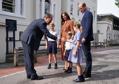 Kate Middleton e Príncipe William recebem a Princesa Victoria e o