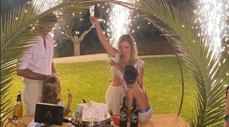Joana Amaral Dias casa de vestido curto, barriga à mostra e uma saudável dose de loucura