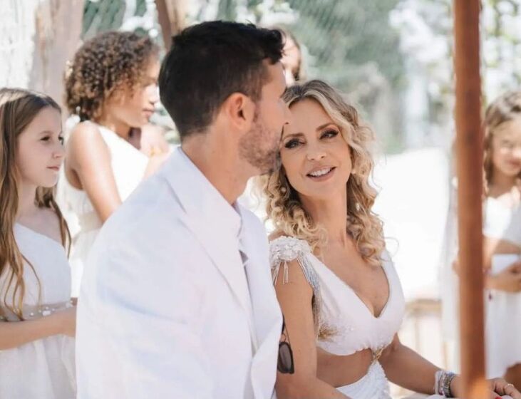 Joana Amaral Dias casa de vestido curto, barriga à mostra e uma saudável dose de loucura