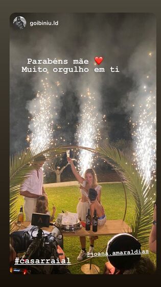 Joana Amaral Dias casa de vestido curto, barriga à mostra e uma saudável dose de loucura