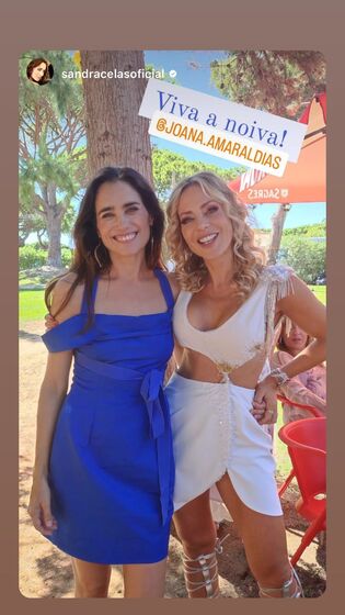 Joana Amaral Dias casa de vestido curto, barriga à mostra e uma saudável dose de loucura