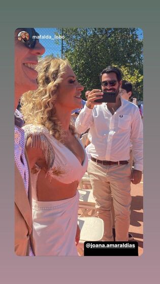 Joana Amaral Dias casa de vestido curto, barriga à mostra e uma saudável dose de loucura