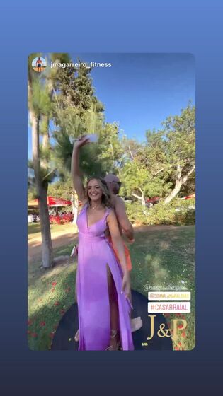 Joana Amaral Dias casa de vestido curto, barriga à mostra e uma saudável dose de loucura