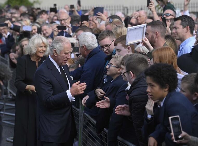 Camilla e Carlos III nas homenagens a Isabel II