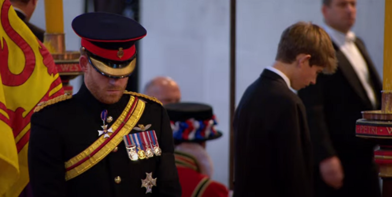 Vigília dos netos de Isabel II. Príncipe Harry e James