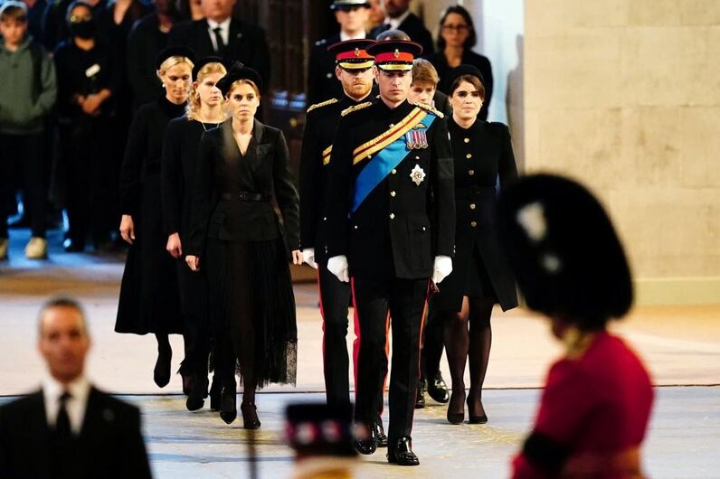 Vigília dos netos de Isabel II. Wiliam, Harry, Beatrice, Eugenie, Louise, Zara, James e Peter Phillips