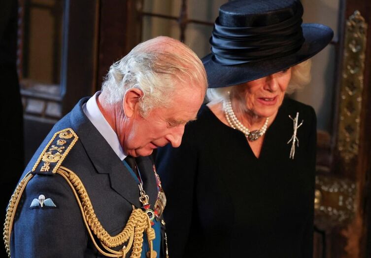 Carlos III e Camila na cerimónia de velório da rainha Isabel II