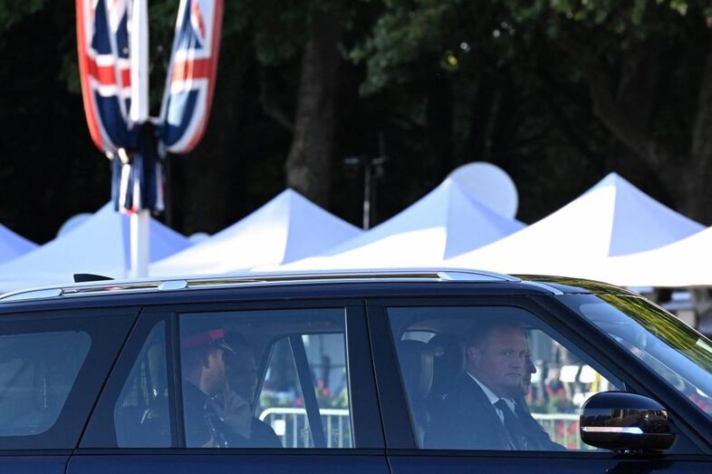 Vigília dos netos de Isabel II. Príncipe Harry e Zara