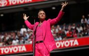 Senhoras e senhores… Mr. Entertainment! Robbie Williams assinala 25 anos de carreira a solo, tem novo disco e está de volta pela porta grande