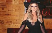 Júlia Palha canta os parabéns mascarada de bruxa!