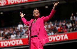 Senhoras e senhores… Mr. Entertainment! Robbie Williams assinala 25 anos de carreira a solo, tem novo disco e está de volta pela porta grande