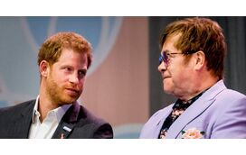 "Não sou um banco!" Elton John e príncipe Harry em zanga acesa por causa de dinheiro