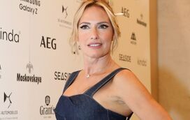 Fernanda Serrano deslumbra na passerelle sob o olhar atento dos filhos e sem o namorado