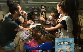 Laura Galvão despede-se da filha no aeroporto
