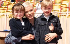 Emocionada, Charlene do Mónaco revela nova foto dos filhos e deixa mensagem aos gémeos Jacques e Gabriella