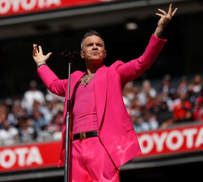 Senhoras e senhores… Mr. Entertainment! Robbie Williams assinala 25 anos de carreira a solo, tem novo disco e está de volta pela porta grande
