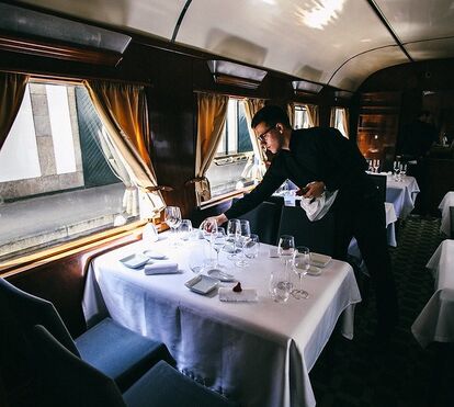 Bem-vindos a bordo, para a última viagem no tempo no The Presidential, rodeados de luxo, talento e sentidos apurados 