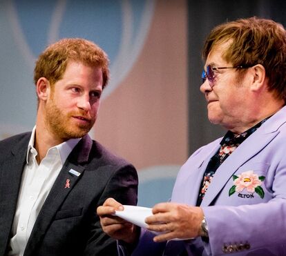 'Não sou um banco!' Elton John e príncipe Harry em zanga acesa por causa de dinheiro