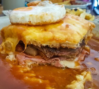 Vai uma francesinha à moda do Porto? Os 8 melhores locais da Invicta para comer e chorar por mais 