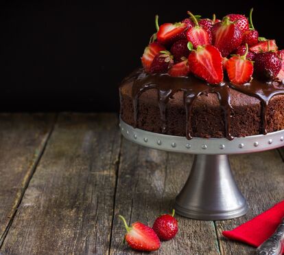 Ninguém resiste a uma fatia! Os melhores bolos de chocolate de comer e chorar por mais estão aqui! 