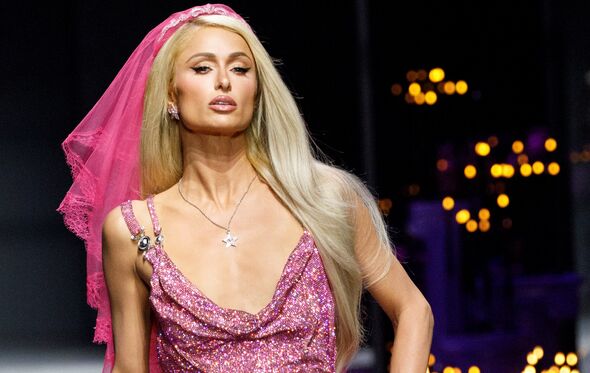 Paris Hilton desfila para Versace 