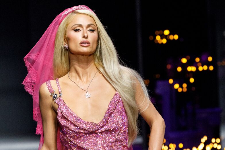 Paris Hilton desfila para Versace 