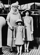 Isabel II, 13 anos, com a avó e a irmã