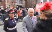 O momento em que ovos foram arremessados contra o rei Carlos III e Camilla Parker Bowles