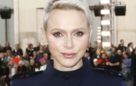 Imagens exclusivas! Viciada em operações plásticas, Charlene aparece toda "esticada" e de lábios "insuflados"