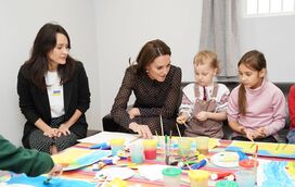 Kate Middleton tenta ajudar mulher e crianças refugiadas da Ucrânia: "Gostaria que pudéssemos fazer mais"