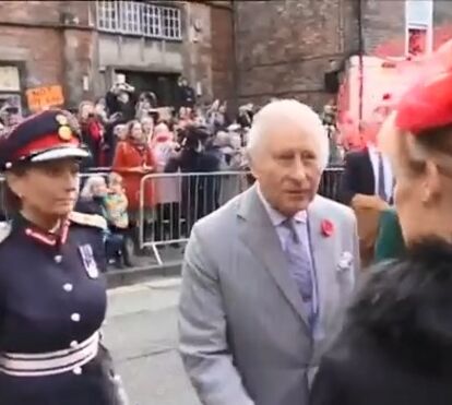 Rei Carlos III e rainha consorte Camilla Parker Bowles atacados com ovos em York