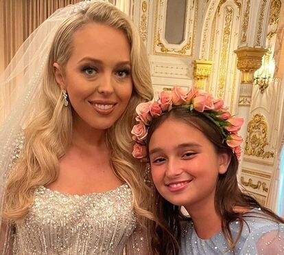 Tiffany Trump sob ao altar de braço dado com o pai, o ex-presidente Donald Trump