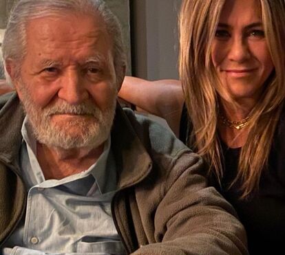 Jennifer Aniston chora a morte do pai, o ator John Aniston. Tinha 89 anos