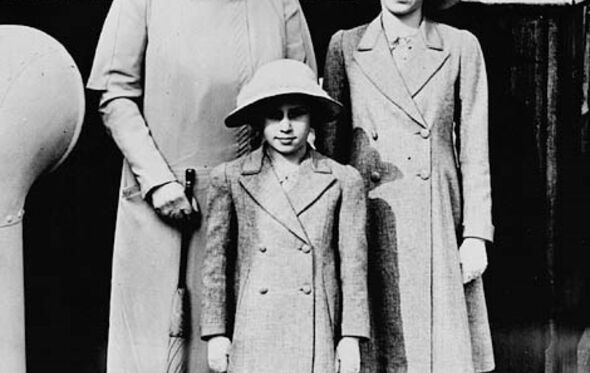 Isabel II, 13 anos, com a avó e a irmã