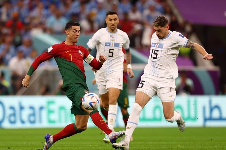 Ronaldo tocou ou não na bola? FIFA vai analisar golo - SIC Notícias