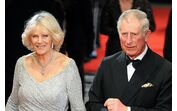A coroação chegou mais cedo! Camilla Parker Bowles surpreendida ao receber coroa… de papelão