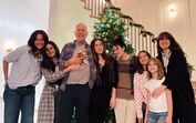 Com diagnóstico de demência, Bruce Willis festeja aniversário emocionante com mulher e ex-mulher