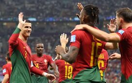 Foi bonita a festa, pá! A comemoração da seleção nacional contrasta com a tristeza que Ronaldo não conseguiu esconder