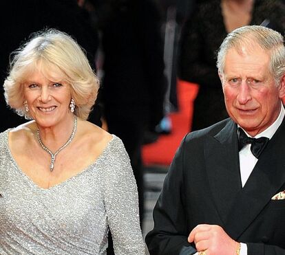 A coroação chegou mais cedo! Camilla Parker Bowles surpreendida ao receber coroa… de papelão