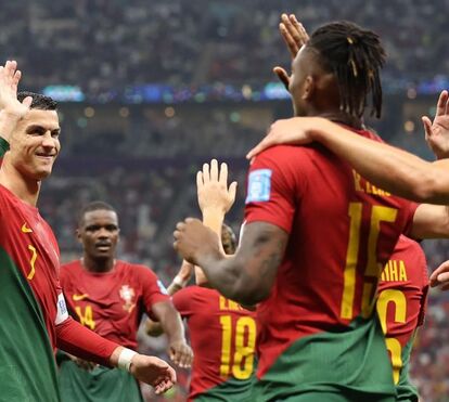 Foi bonita a festa, pá! A comemoração da seleção nacional contrasta com a tristeza que Ronaldo não conseguiu esconder