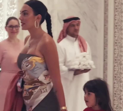Depois de dias de luxo supremo, Georgina Rodríguez feliz com regresso a casa com Ronaldo