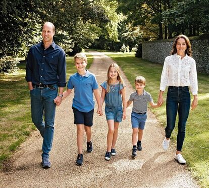 Kate e William usam imagem do verão para Postal de Natal oficial dos príncipes de Gales