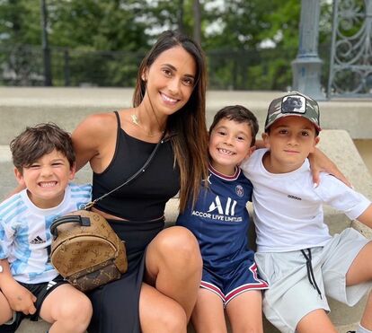 Mulher do futebolista Cesc Fabregas desmente traição de Lionel Messi a Antonela